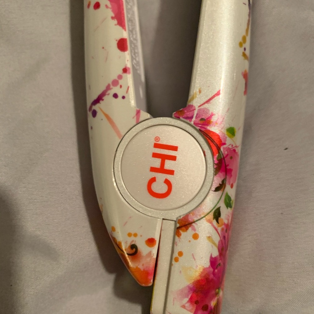 AWESOME DEAL!!! CHI Flat Iron With Case.